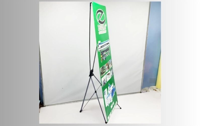 Kiểm tra độ chắc của chân đế trước khi dựng banner